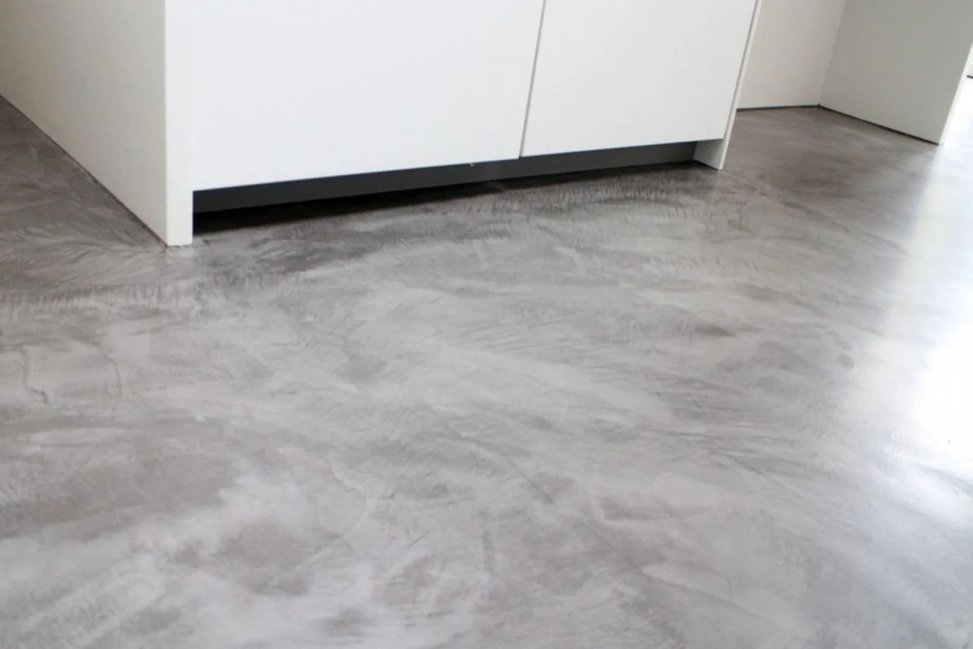 Beautiful seamless microcement flooring in a modern Saudi kitchen with elegant design