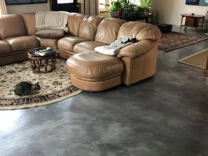 Residential concrete flooring in Jeddah – stylish and durable flooring for living rooms and family spaces.