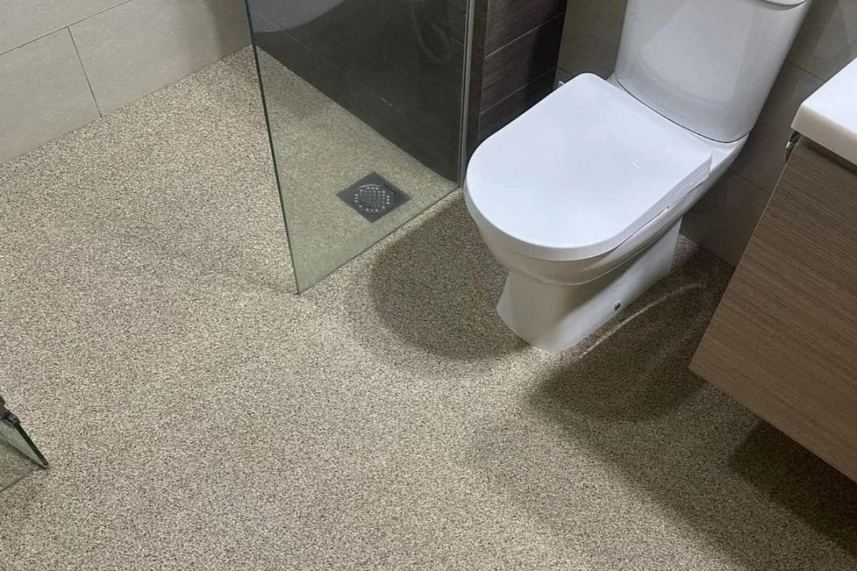 Seamless resin bound flooring in a modern bathroom with slip-resistant and hygienic surface in Saudi Arabia by Floroz
