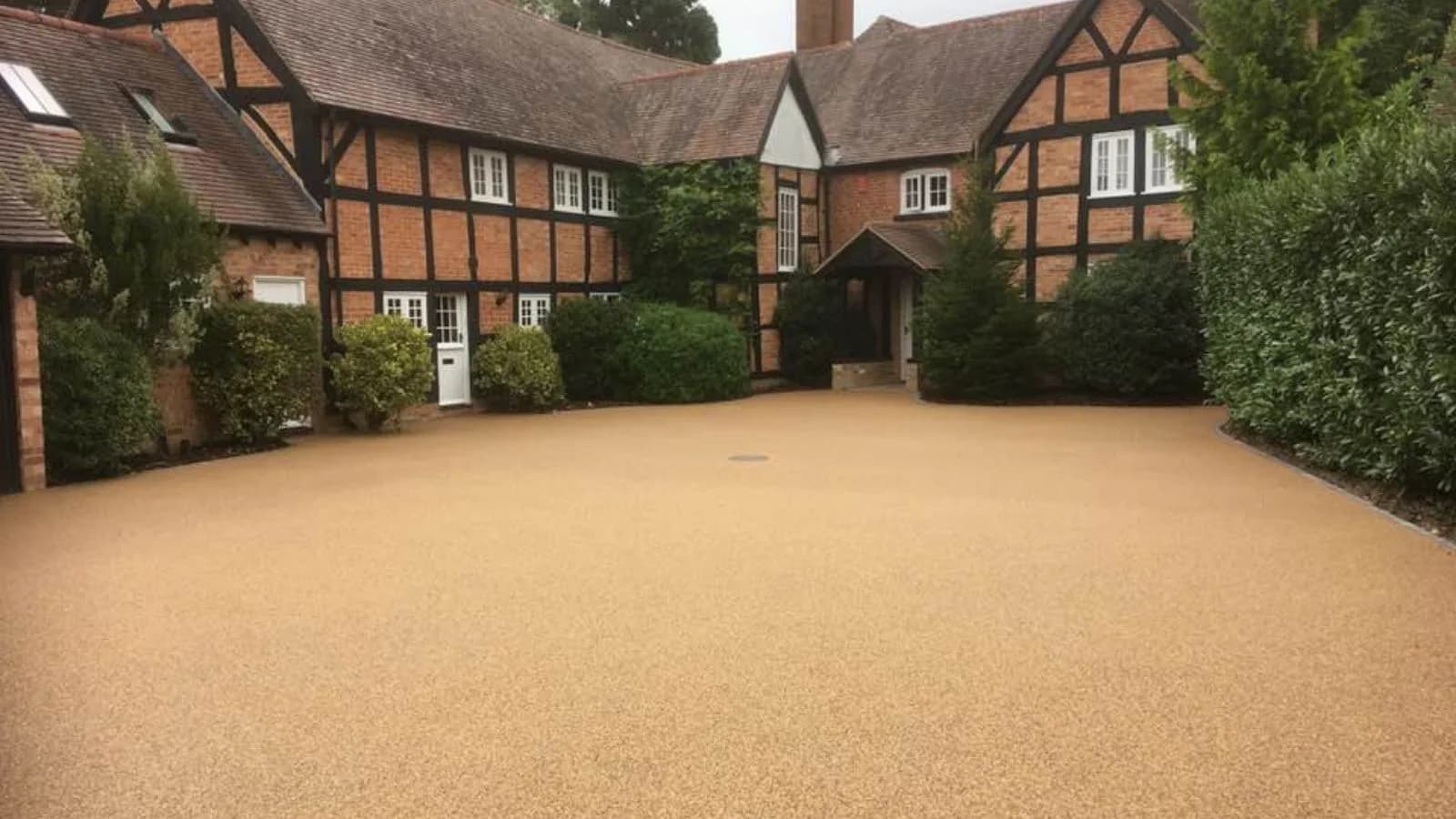 Large resin bound driveway at a luxury villa in Saudi Arabia by Floroz, offering smooth, durable, and decorative surface with excellent drainage.