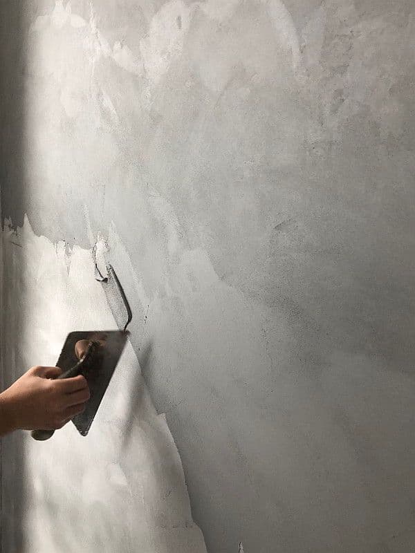 Expert Artisan Applying Microcement by Hand in Saudi Arabia