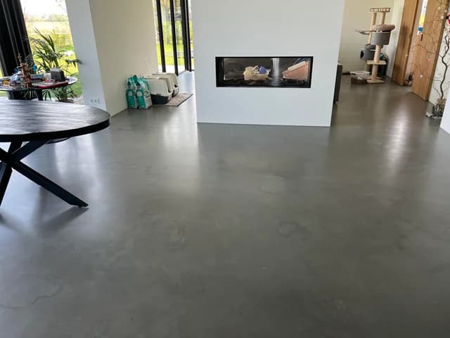 Floroz specialists applying microcement layers inside a Riyadh villa