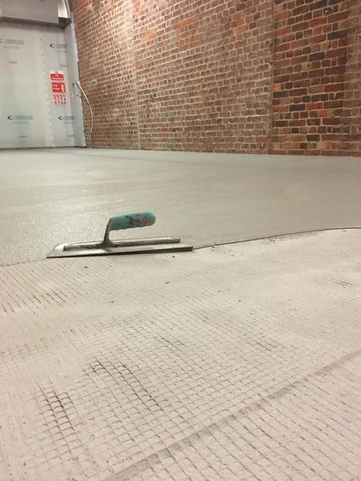 Building the structural base layers of a polymer-modified microcement matrix