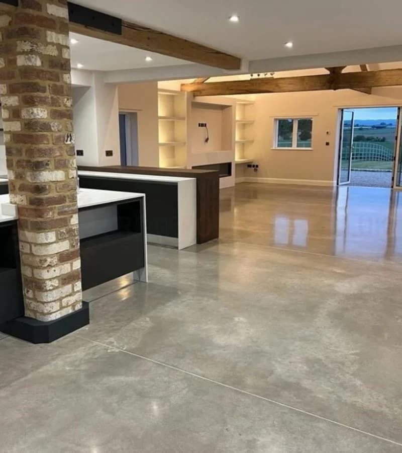 Beautiful polished concrete flooring in a modern Saudi open-plan living space