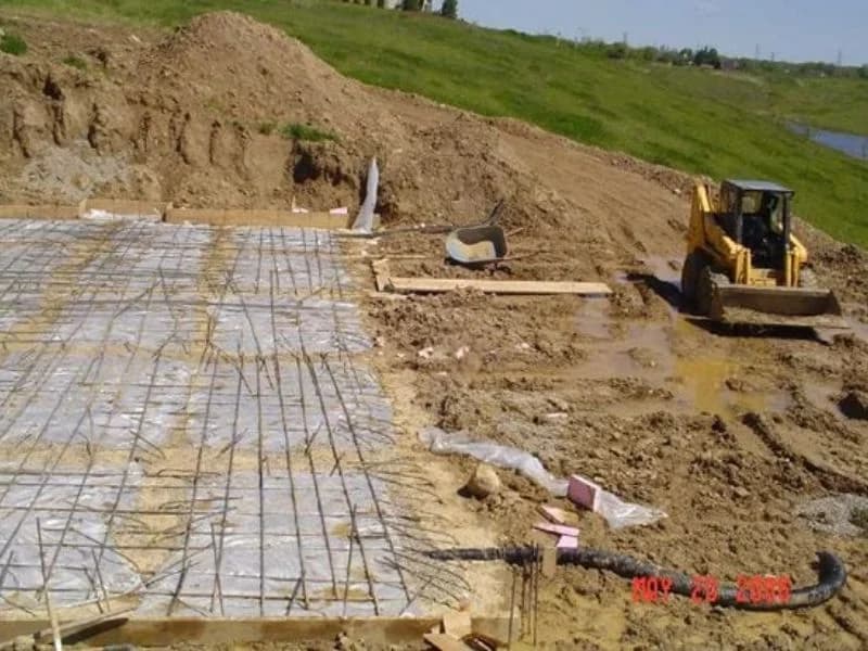 Steel reinforcement and formwork preparation for concrete flooring in Saudi Arabia