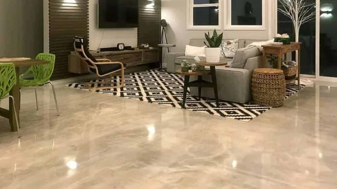 Epoxy flake flooring in a modern living room in Saudi Arabia with a glossy decorative finish by Floroz.