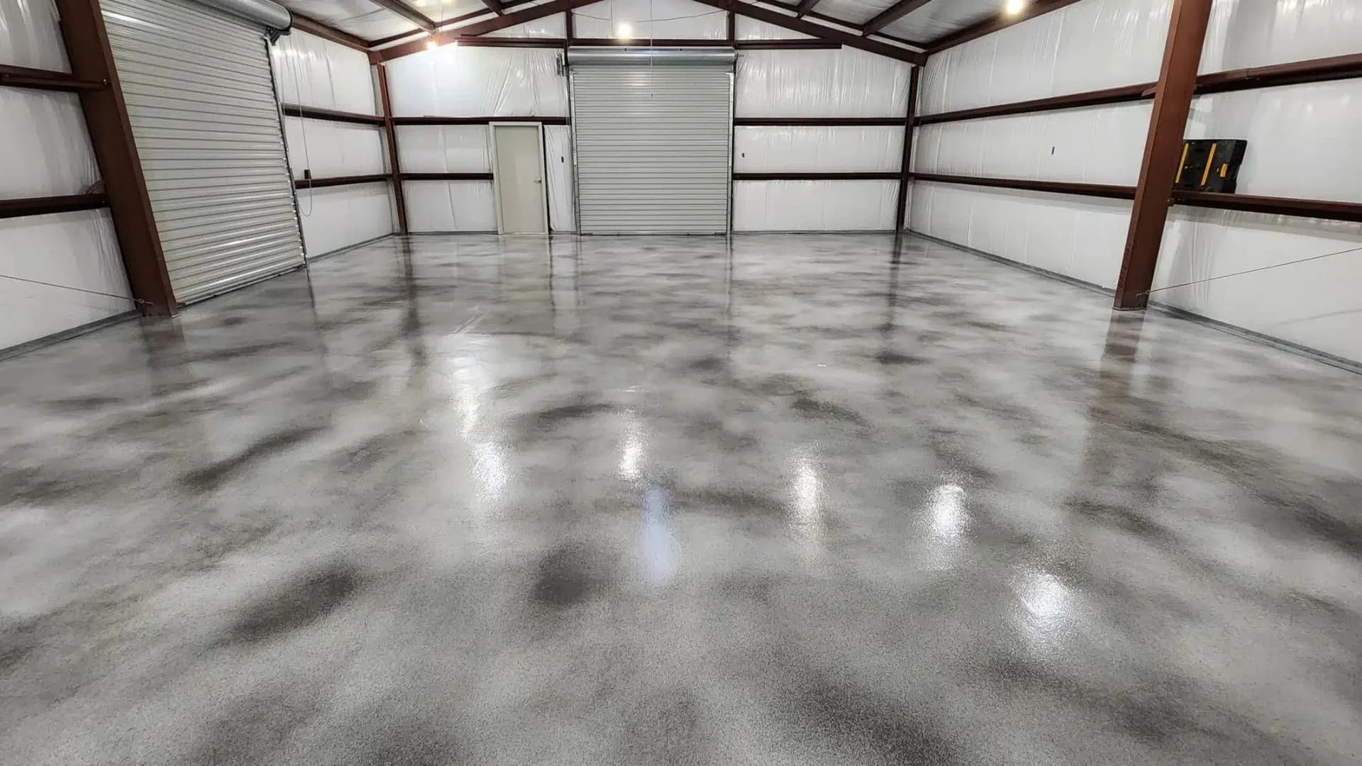 High-gloss epoxy flooring in a modern industrial warehouse in Saudi Arabia by Floroz experts.