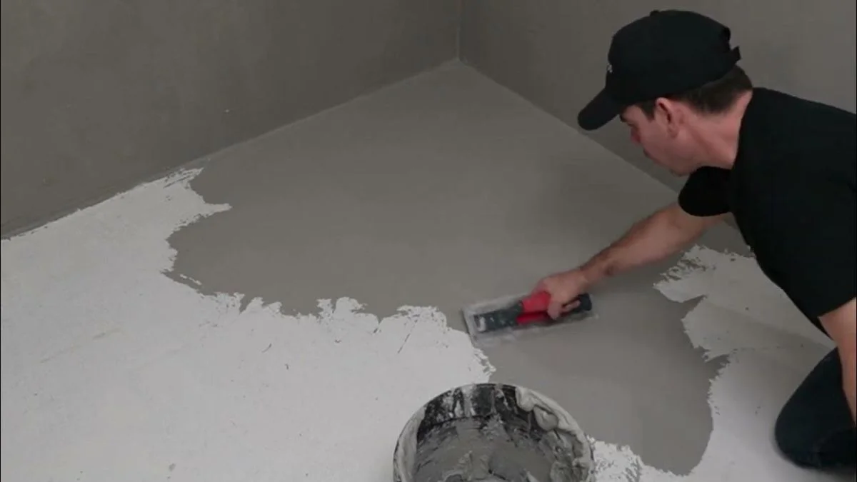 تطبيق طبقات الميكروسيمنت الرقيقة بالمجرفة