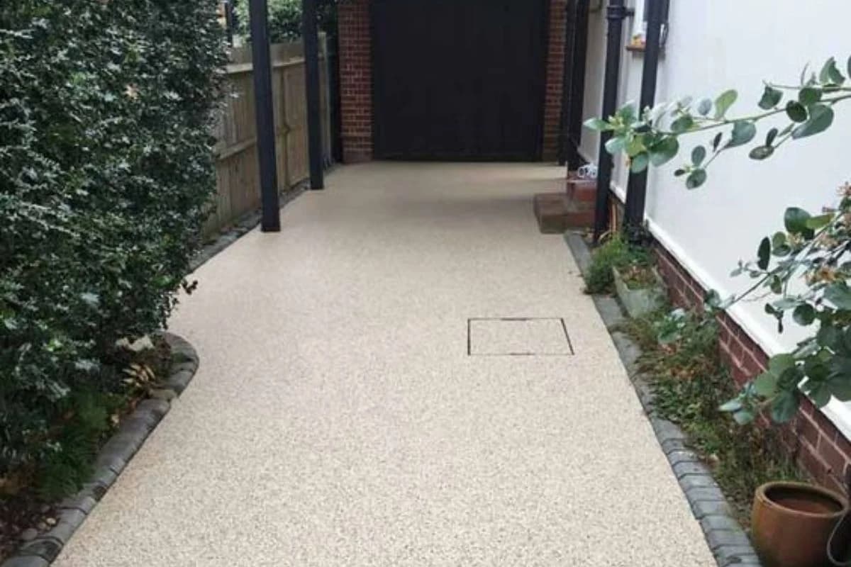 Resin bound outdoor pathway and driveway with natural stone finish by Floroz in Saudi Arabia