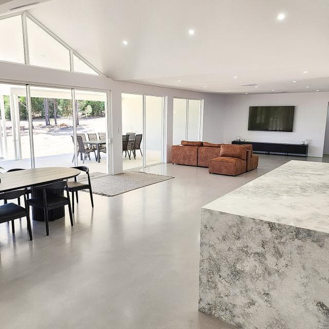 Polished light grey microcement gallery in Jeddah showing modern aesthetic and seamless finish