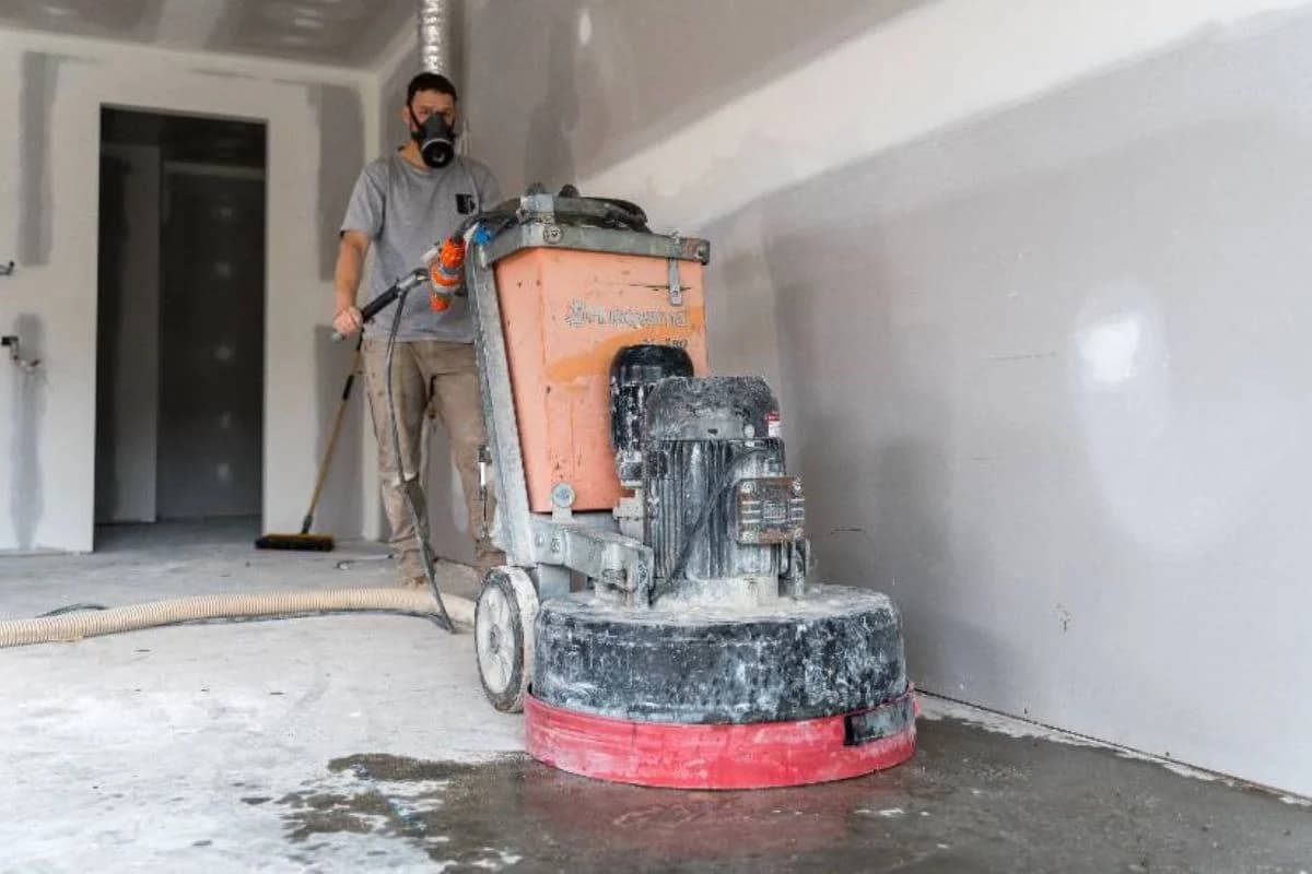 Industrial Husqvarna planetary diamond grinder acquiring an ICRI CSP 3 mechanical key for epoxy floor preparation in Jeddah