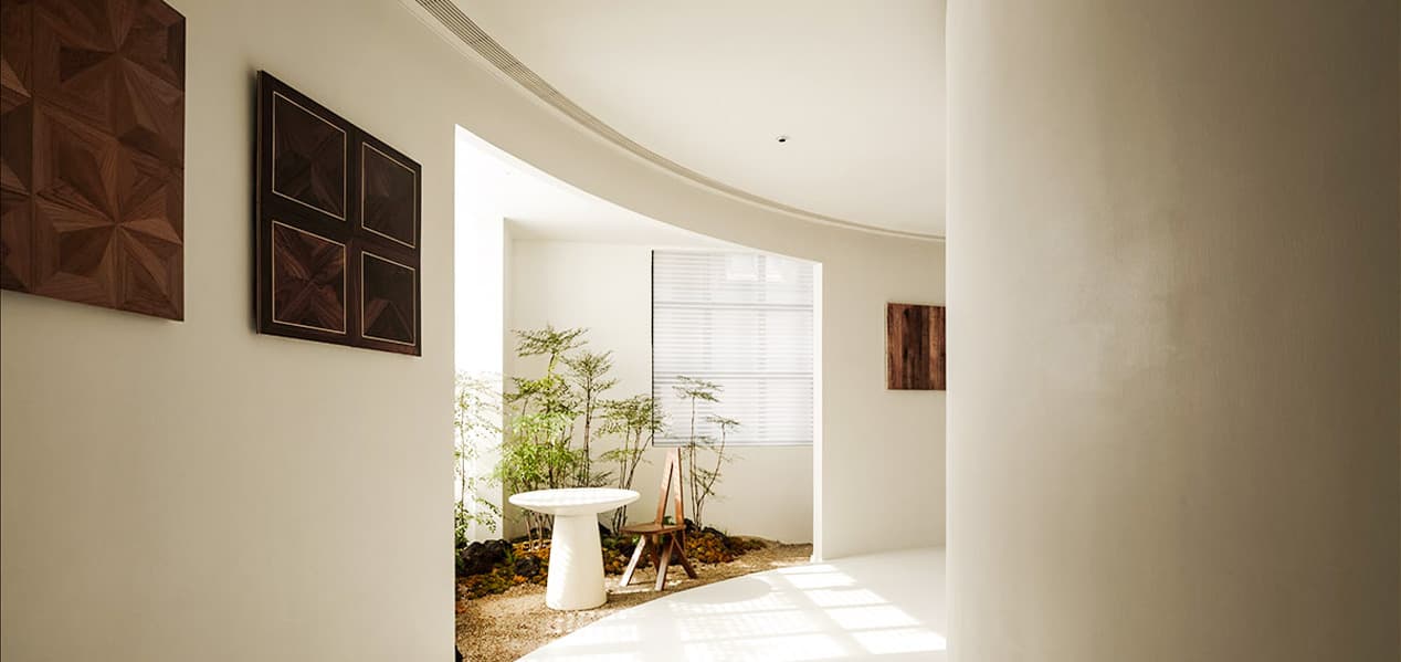 Modern interior featuring seamless microcement walls with a hand-troweled mineral finish on curved surfaces, creating a monolithic architectural look in a Riyadh villa.