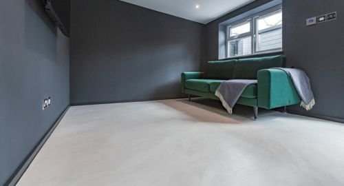 Professional floor polishing service in Riyadh with 24-hour completion guarantee for commercial and residential projects