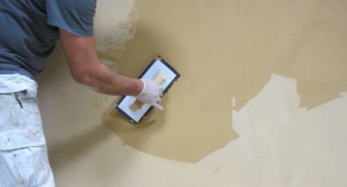 Fast flooring application system being used by professional installers in Riyadh for efficient floor coating projects