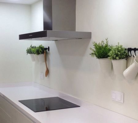 Contemporary kitchen design in Jeddah featuring modern cabinets, stylish backsplash, and premium flooring installation by Riyadh Floors