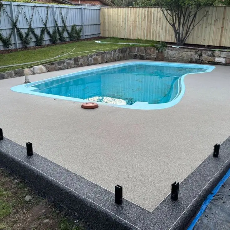 محيط مسبح رمادي فضي مع معامل احتكاك مختبر عند ٧٠ درجة