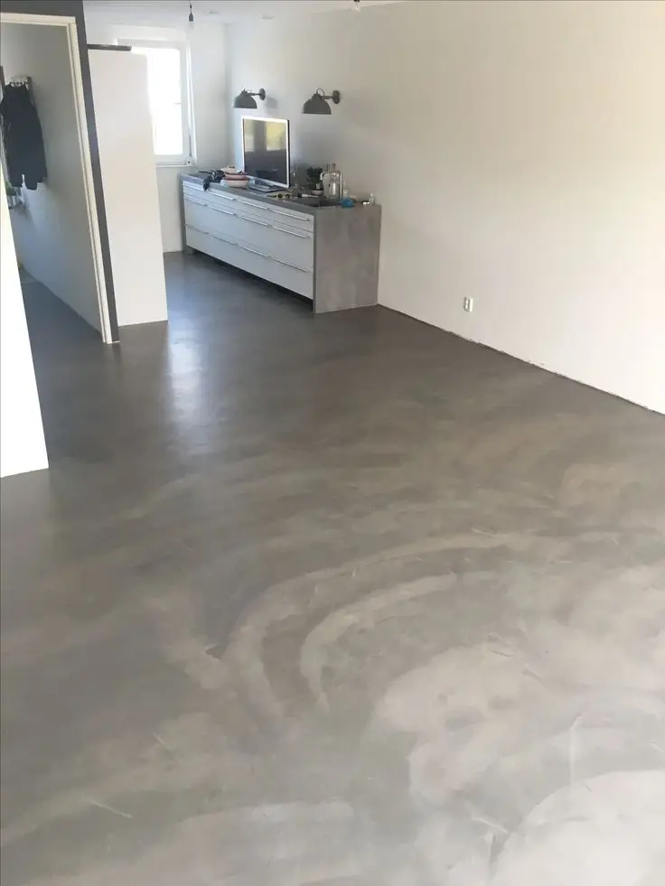 أرضية مايكروسمنت رمادية متدرّجة بتشطيب ناعم