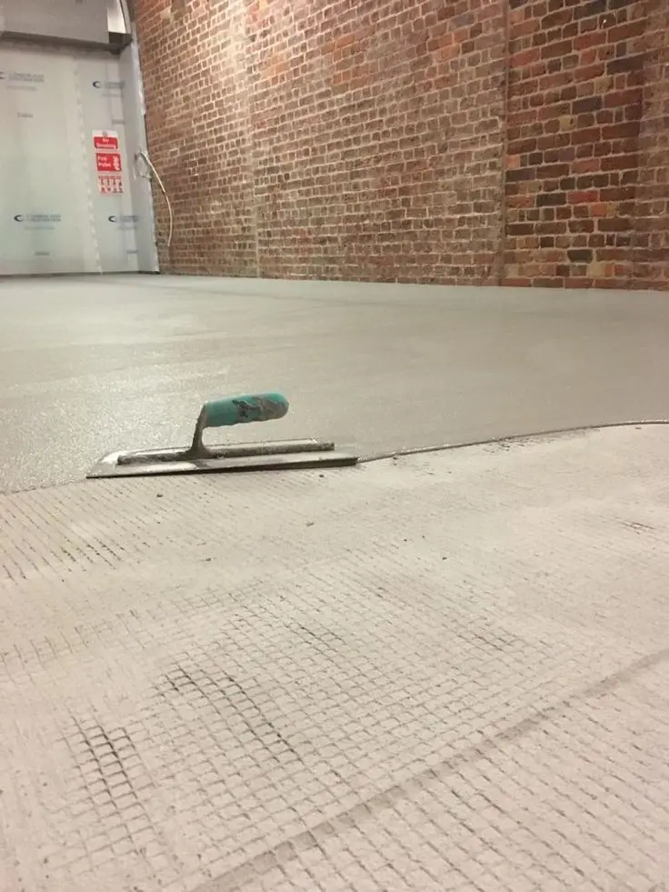 تطبيق الطبقة الأساسية الهيكلية لأرضية المايكروسمنت