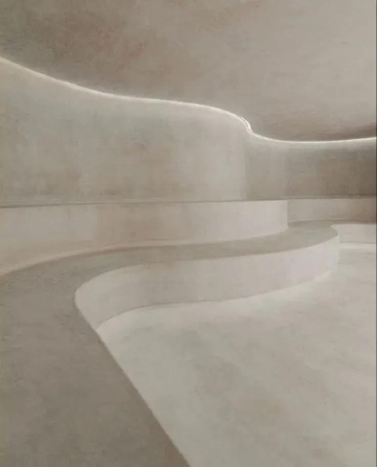 جدار فيتشر في صالة معيشة بتشطيب مايكروسمنت معدني